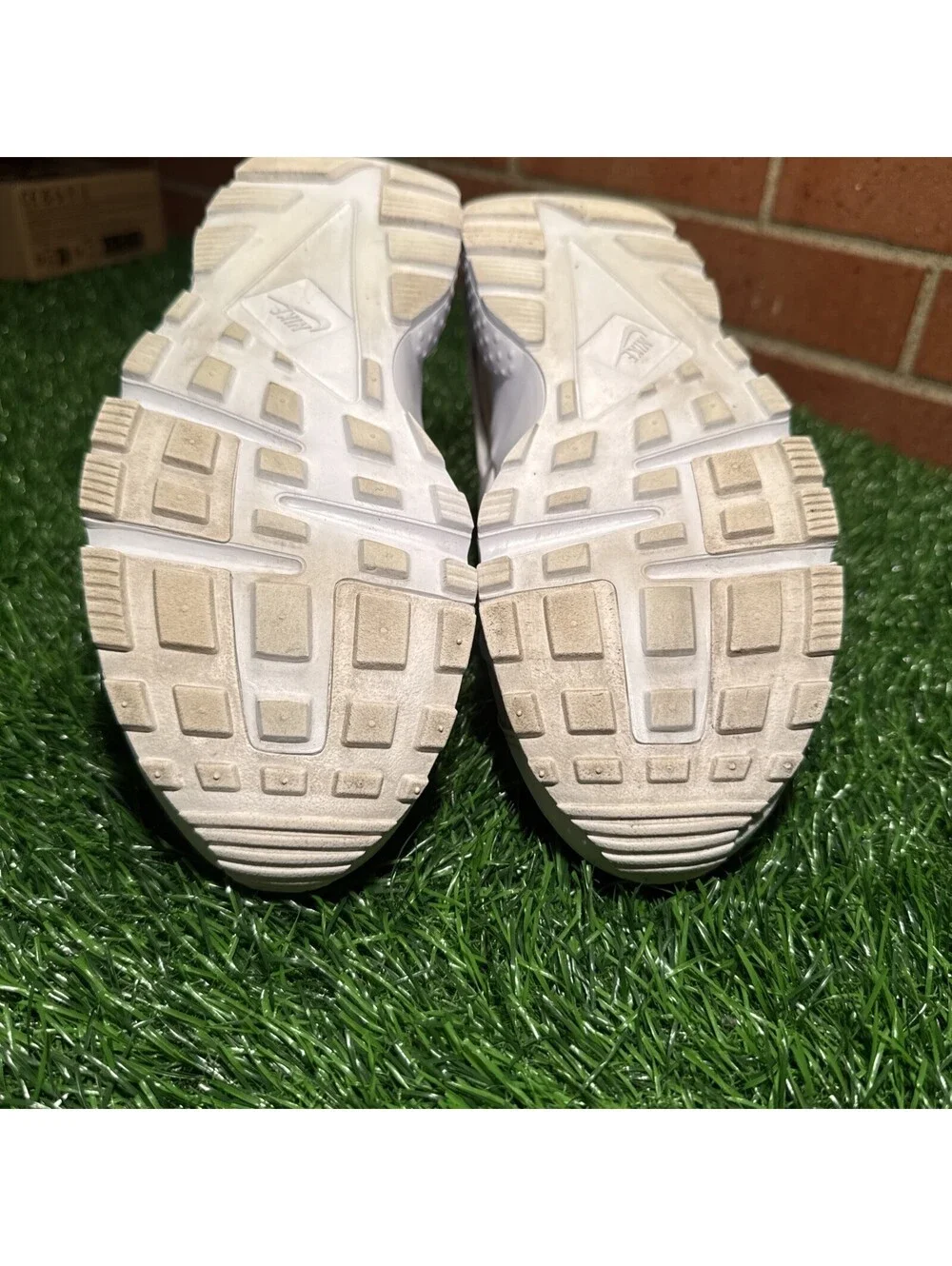Nike Air Huarache Run White Pure Platinum GS Size 6y 7.5w 645275-110 No Box